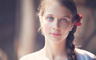 Young girl flower hair portrait - a red flower free wallpaper