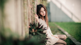 Woman sitting wall plant bokeh - her free wallpaper