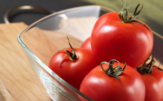 Tomatoes bowl wooden table spoon - carpoforo tencalla free wallpaper
