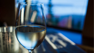 Wine glass table window city - bela čikoš sesija free wallpaper