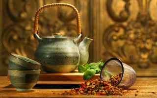 Tea pot teacup strainer wooden - a gold background free wallpaper