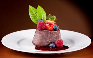 Berry bliss plate green leaf - a dessert free wallpaper