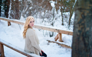 Woman sitting snow park blonde - a bench free wallpaper