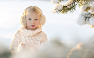 Little girl headphones snow tree - a little girl free wallpaper