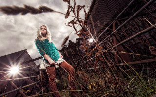 Woman field fence building sun - a sun free wallpaper