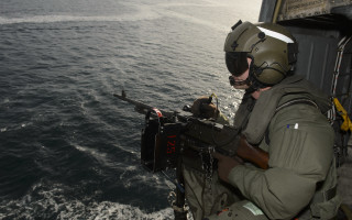 Military man boat water gun - clear focus free wallpaper