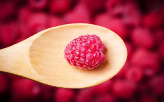 Wooden spoon raspberry bokeh microscopic - bernd fasching free wallpaper