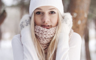 Woman snow white hat scarf - a scarf free wallpaper