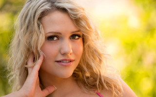 Blonde woman pink top pose - a pink top free wallpaper