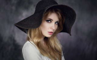 Woman blackhat longhair blueeyes studio - black free wallpaper for desktop