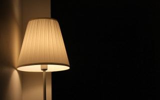 Lamp lit minimalist raytraced studio - free light wallpaper