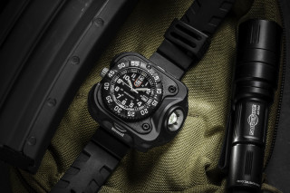 Watch green bag flashlight holder - a watch free wallpaper for desktop