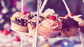 Cupcakes strawberry chocolate bokeh food - a strawberry free wallpaper