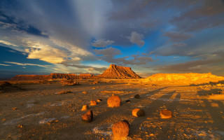 Desert rocks mountain sunset clouds - a desert landscape free wallpaper