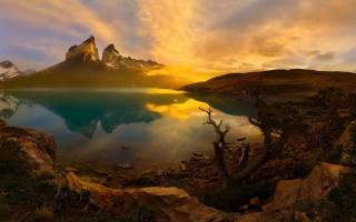 Mountain lake sunset clouds matte - a lake in the foreground and a sunset in the background free wallpaper