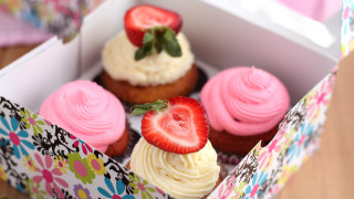 Cupcakes strawberries flower napkin food - top of them free wallpaper