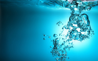 Hand water bottle bubbles underwater - a hand free wallpaper