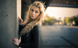 Woman blonde blue eyes portrait - a woman leaning against a wall free wallpaper