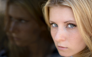 Blonde blueeyes reflection shallowdepth photorealistic - andor basch free wallpaper