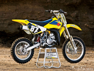 Yellow dirt bike metal stand - dusty free wallpaper