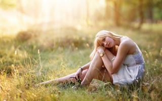 Woman sitting field blonde dress - her knee free wallpaper