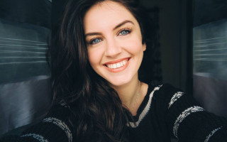 Woman blue eyes smiling cat - short smile free wallpaper