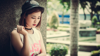 Woman leaning tree hat necklace - a diamond free wallpaper