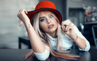 Woman red hat fashion portrait - a red hat free wallpaper
