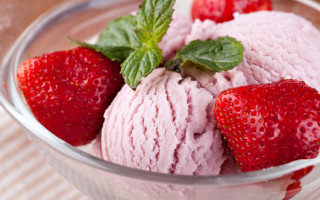 Ice cream strawberries mint closeup - a bowl of ice cream free wallpaper