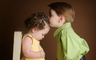 Little boy little girl kissing - their chest free wallpaper