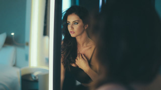 Annabel eyres mirror hotel fashion - a woman free wallpaper
