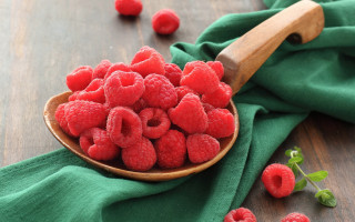 Wooden bowl raspberries green cloth - a wooden bowl free wallpaper