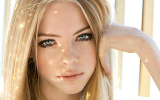Blonde blue eyed hyperrealistic portrait - perfect eye free wallpaper