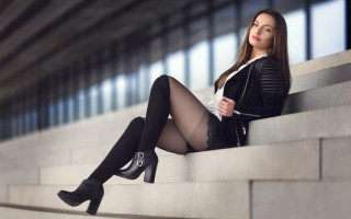 Eszter mattioni fashion sitting black - a ledge free wallpaper