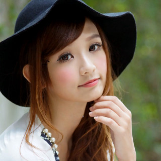 Woman blackhat whiteShirt necklace pearls - a photorealistic painting free wallpaper