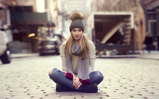 Woman sitting crossed legs hat - her leg free wallpaper