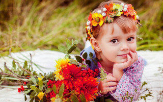 Little girl flowers wreath hair - a little girl free wallpaper