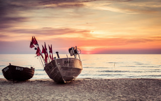 Beach boats sunset flags mountains - the beach in the foreground free wallpaper