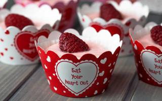 Cupcake closeup raspberries table other - raspberry free wallpaper