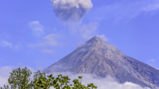 Mountain smoke cloud tree beach - a large mountain free wallpaper