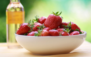 Strawberries oil table outside blurry - delaunay free wallpaper