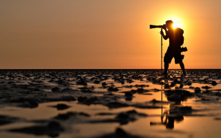 Beach sunset man camera longlens - a microscopic photo free wallpaper