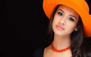 Woman orangehat necklace blackbackground araceligilbert - a black backdrop free wallpaper
