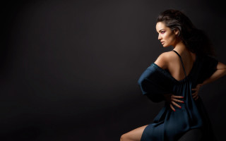 Woman blue dress arabesque portrait 3 - her leg up free wallpaper for desktop