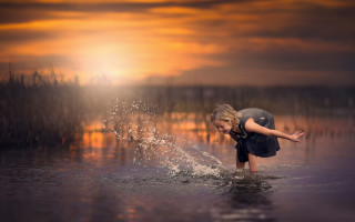 Girl splashing water sunset city - anthony s waters free wallpaper