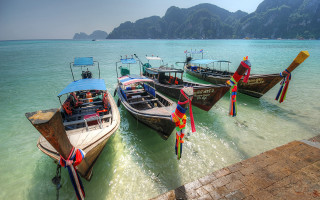 Boats shore mountains beach scenery - a group of boats free wallpaper