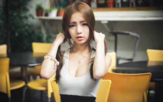 Woman restaurant yellow chairs black - plasticien free wallpaper