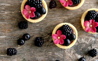 Table mini cakes fruit flowers - mini free wallpaper