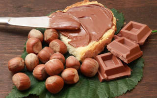 Bread chocolate nuts leaf knife - a piece of bread free wallpaper