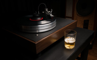Beer glass record player dark - product photo free wallpaper
